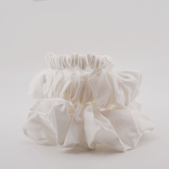 Lade das Bild in den Galerie-Viewer, Bambus Lyocell Scrunchie-Set in Weiß
