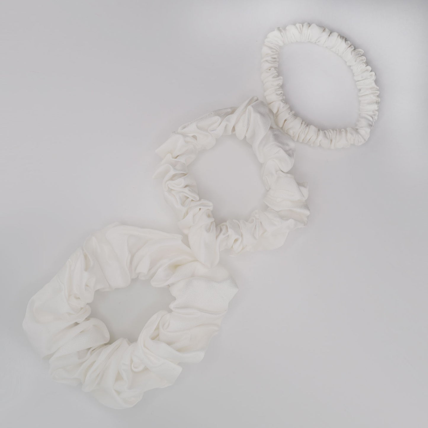 Lade das Bild in den Galerie-Viewer, Bambus Lyocell Scrunchie-Set in Weiß
