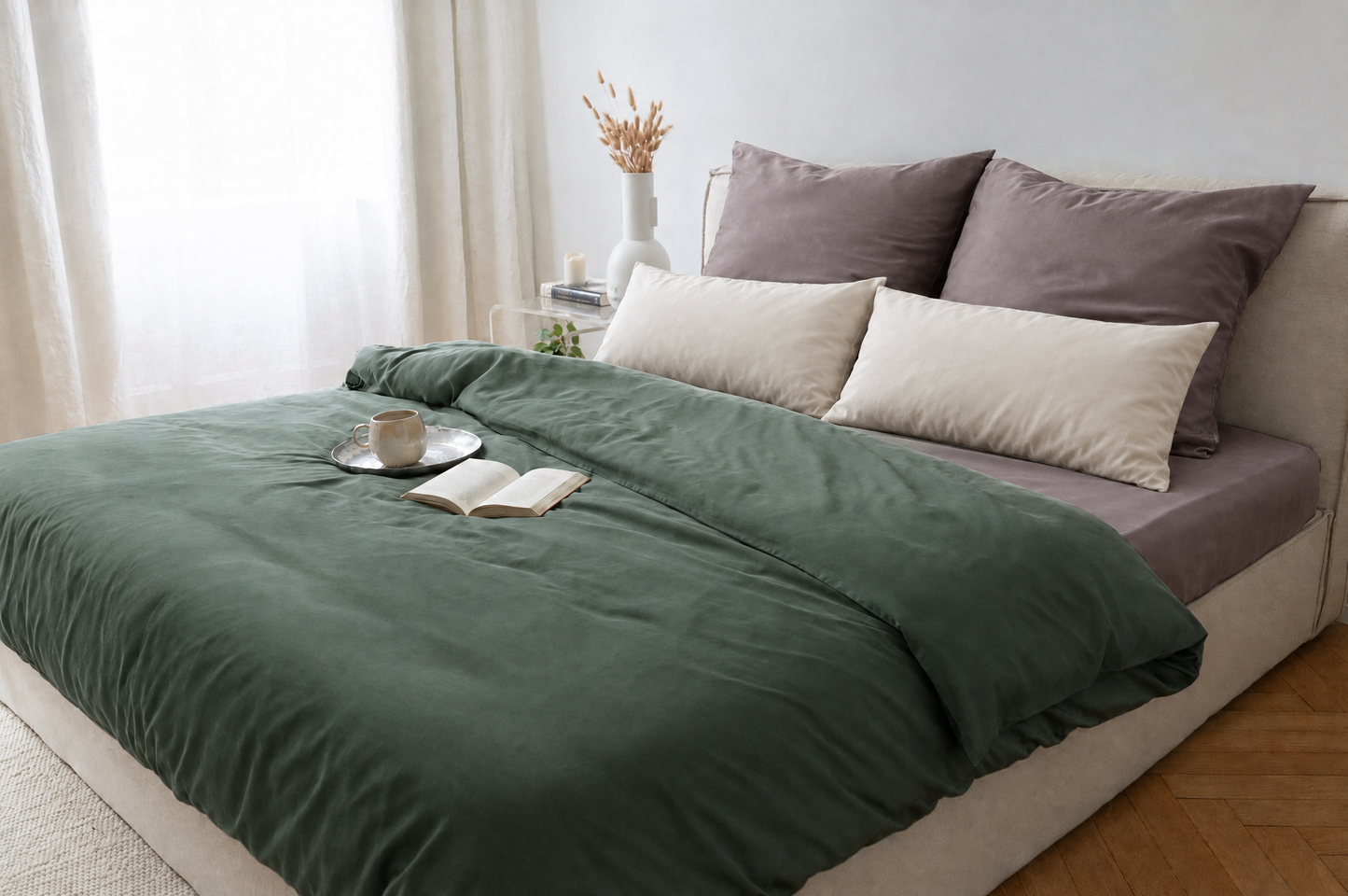 Bett mit dunkelgrüner Bettwäsche aus Bambus Lyocell, Kissenbezügen in Chocolate Grey und Creme