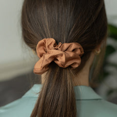 Zopf mit rostbraunem Haar-Scrunchie von AGA.PIE