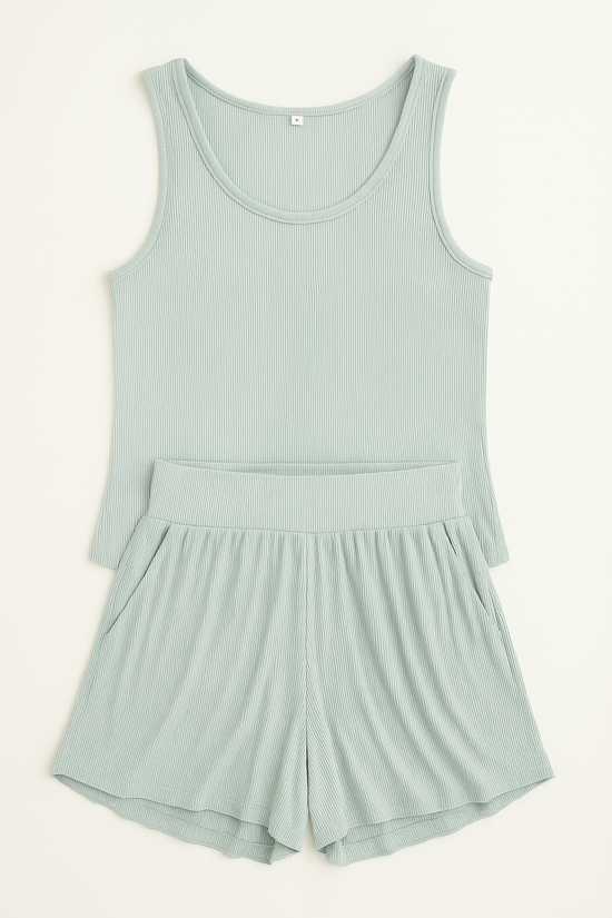 Flatlay eines zweiteiligen Damen-Pyjama-Sets in salbeigrün aus gerippter Bambus-Viskose mit ärmellosem Top und Shorts mit breitem Komfortbund